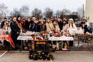 Read more about the article Târgul de Crăciun de la Școala „Nicolae Grigorescu” din Titu, la a patra ediție. Primarul Laurențiu Costache: Copiii dau viață spiritului Crăciunului