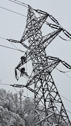 Read more about the article Intervenții în teren pentru echipele Electrica, pe fondul vremii severe. Unde pot semnala dâmbovițenii deranjamentele