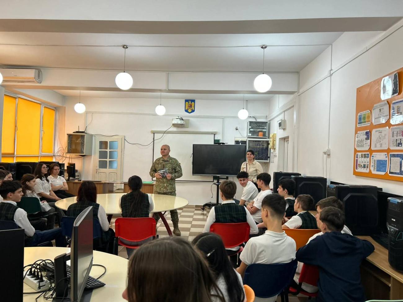 You are currently viewing Centrul Militar Județean Dâmbovița a reluat acțiunile de promovare a carierei militare în școli