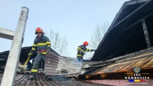 Read more about the article Casă în flăcări în localitatea Gura Ocniței! Pompierii sunt în alertă!