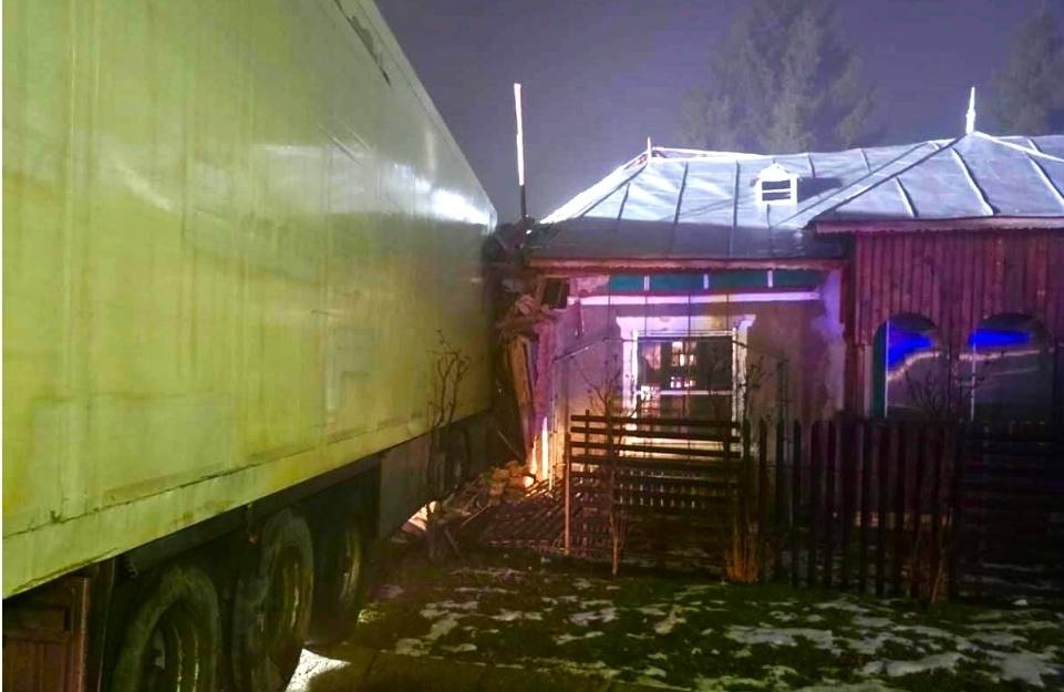 You are currently viewing Accident rutier la Vișina! Un tir s-a oprit în locuința unei persoane!