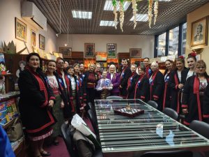 Read more about the article Ansamblul Folcloric „Florile Chindiei” a deschis turneul cultural din Grecia, cu un moment artistic la Atena