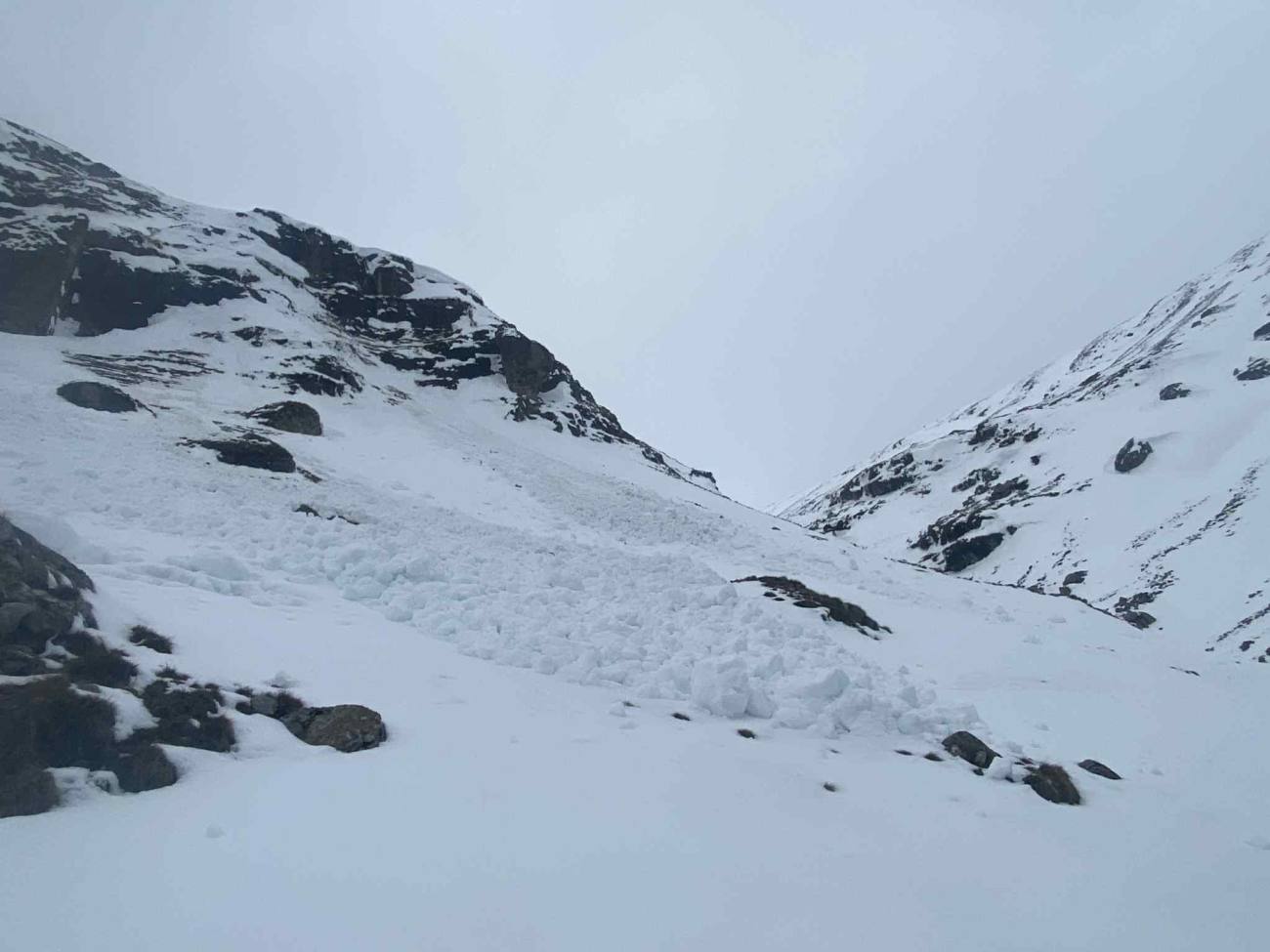 You are currently viewing Risc însemnat de avalanșe în Munții Bucegi. Avertizare ANM valabilă până vineri seară