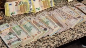 Read more about the article Două românce venite din Dubai, prinse pe aeroportul Otopeni cu bunuri și bani în valoare de 3 milioane de euro