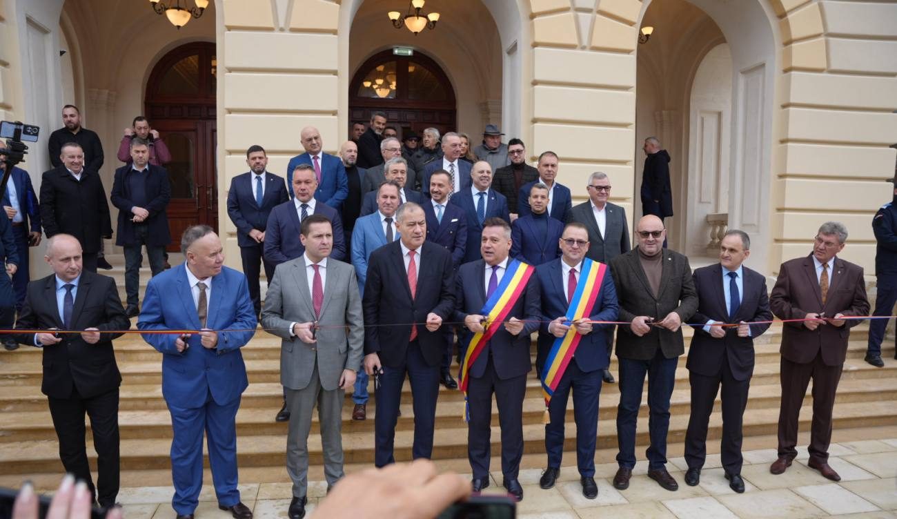 You are currently viewing Palatul Socio-Cultural Călărași, redeschis publicului de Ziua Culturii Naționale. Conducerea administrativă a județului Dâmbovița, prezentă la inaugurarea proiectului de restaurare
