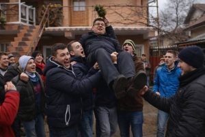 Read more about the article Tinerii din Comișani pornesc, la noapte, cu Iordanul 