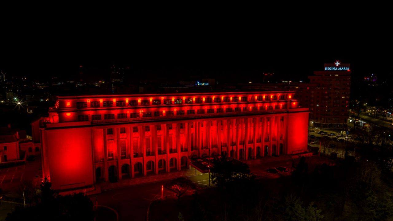 You are currently viewing Peste 140 de clădiri din România vor fi iluminate în roșu pentru a marca 22 de ani de la lansarea serviciului 112