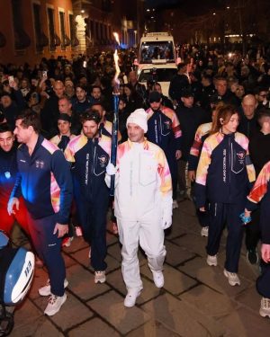 Read more about the article Cristian Chivu a purtat flacăra olimpică pe străzile orașului Milano, moment simbolic dedicat Jocurilor Olimpice de iarnă Milano–Cortina