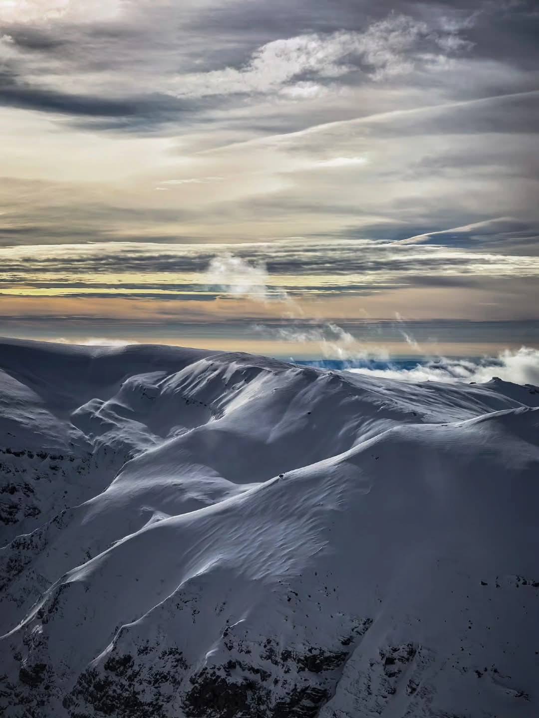 You are currently viewing Avertisment de la Stația Meteo Vf. Omu: risc crescut de avalanșe și vizibilitate extrem de redusă