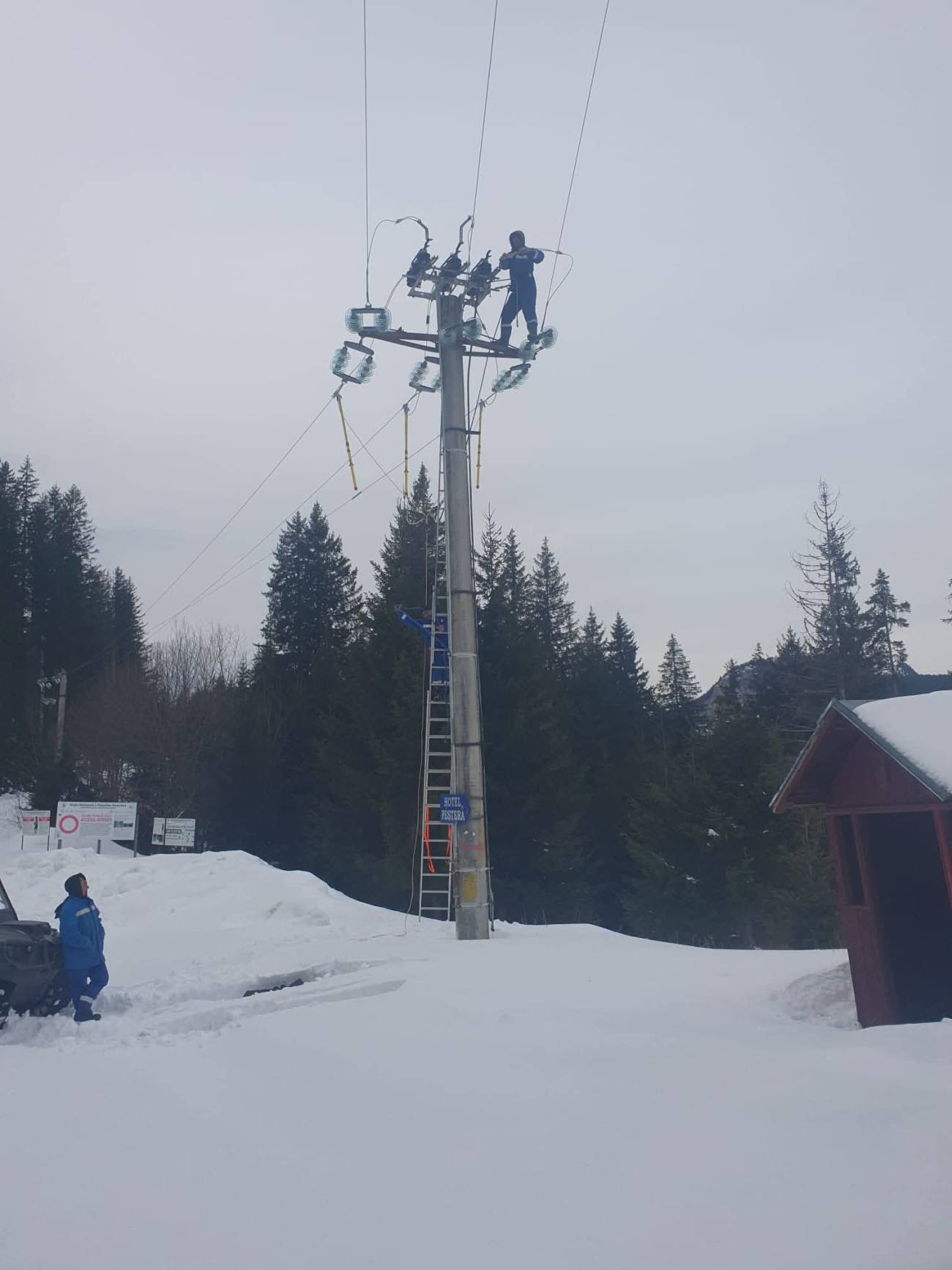 You are currently viewing Toți consumatorii din Dâmbovița au fost realimentați cu energie electrică după aproape 72 de ore