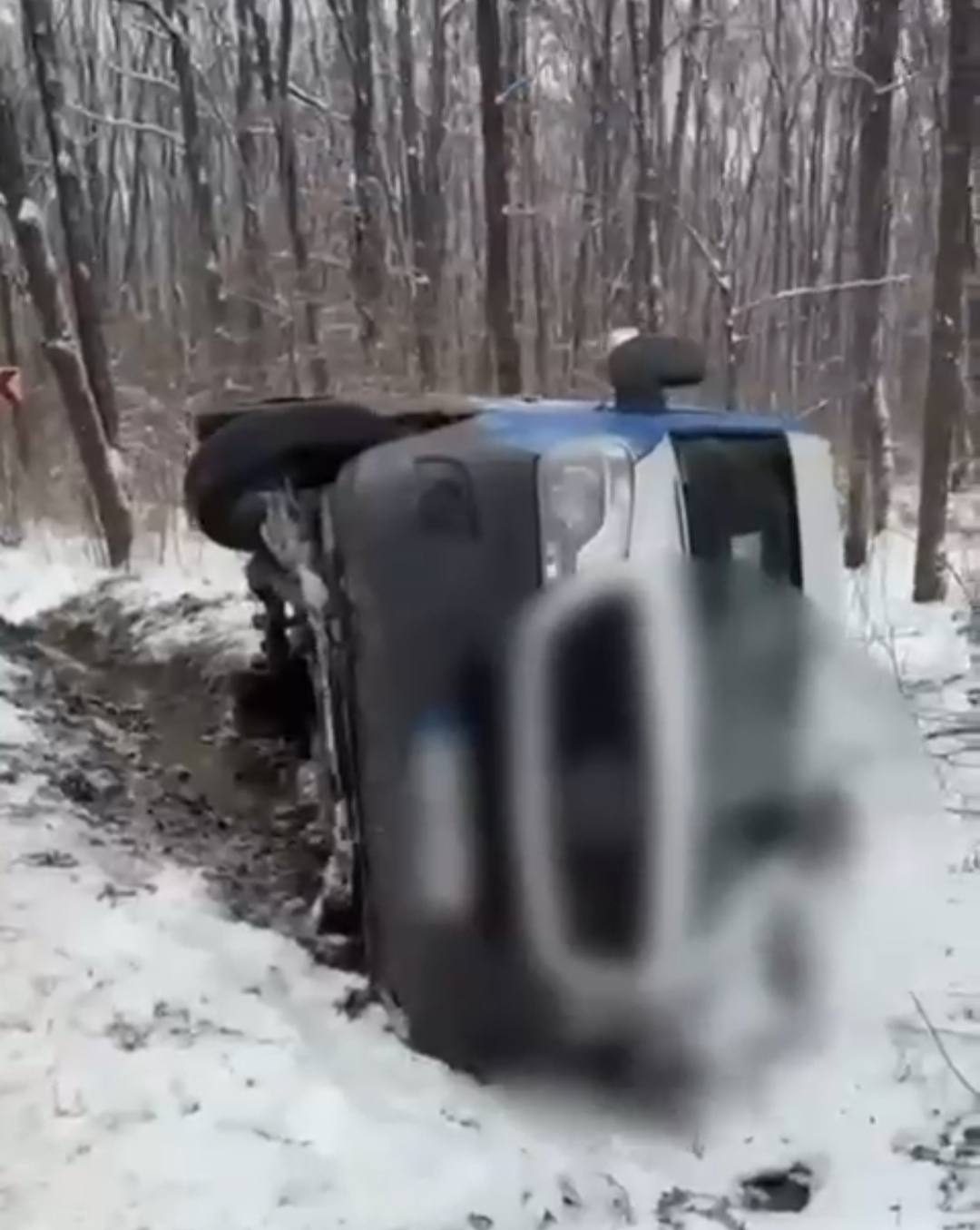 You are currently viewing VIDEO: ACCIDENT RUTIER PE DJ 702 D – BUTOIU DE SUS! TREI PERSOANE AU FOST RĂNITE!