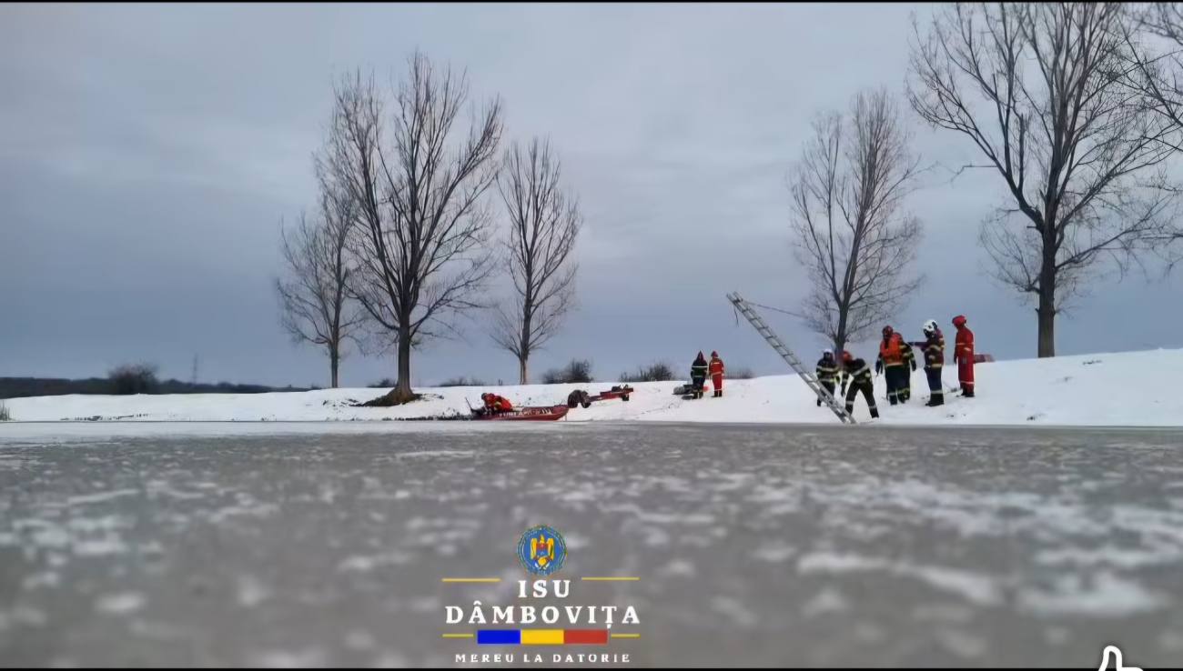 You are currently viewing Pompierii dâmbovițeni, antrenament de salvare pe ape înghețate