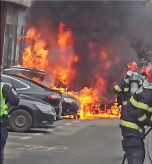 Read more about the article O femeie a murit în București, după ce mașina în care se afla a luat foc