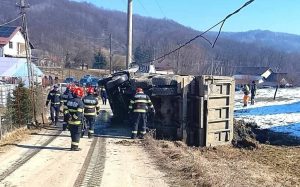 Read more about the article Accident rutier în localitatea Vulcana-Băi! Un camion s-a răsturnat pe DJ 713!