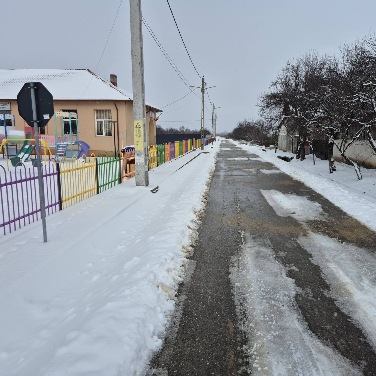 You are currently viewing Deszăpezire încă din zorii zilei la Petrești. Primarul reclamă probleme pe drumurile județene