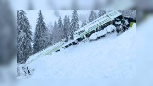 Read more about the article Un tren lovit de o avalanșă a deraiat, în Alpii Elvețieni