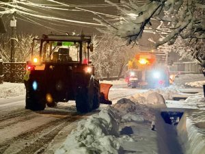 Read more about the article Văduț Niculae, primar Aninoasa: nu blocați drumurile cu mașini parcate pe carosabil, ajutați un vecin mai în vârstă și luați iarna ca pe un anotimp frumos