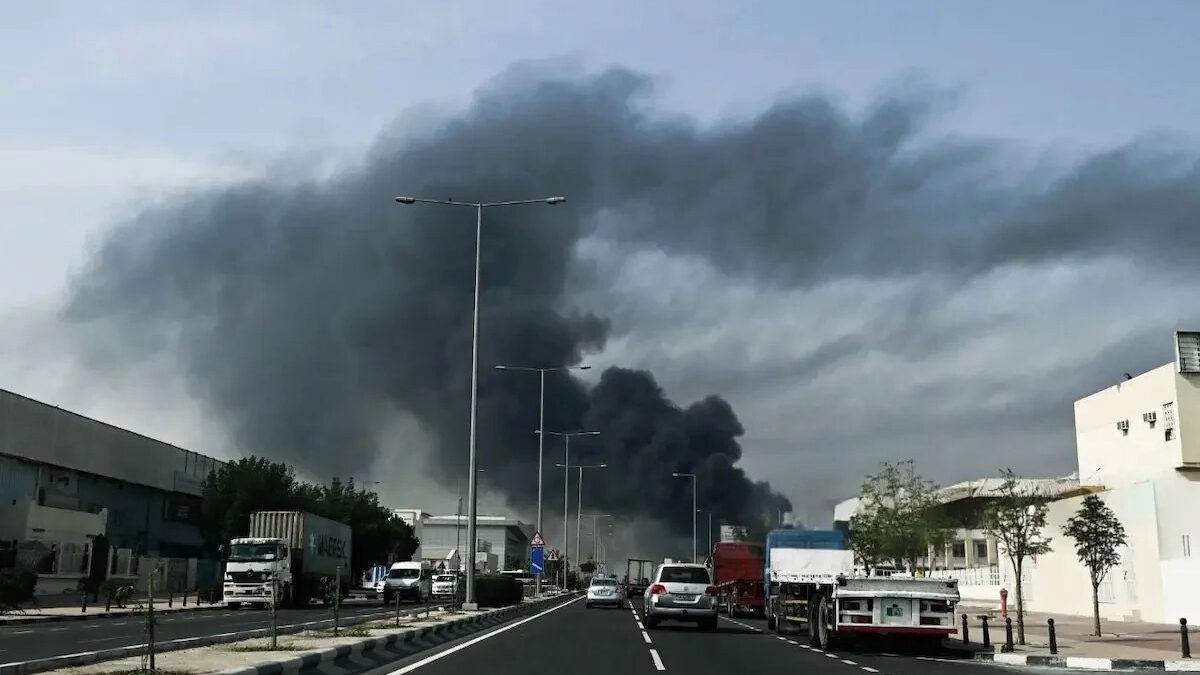 You are currently viewing Un atac cu dronă a provocat un incendiu la complexul Ruwais al Adnoc, una dintre cele mai mari rafinării din lume