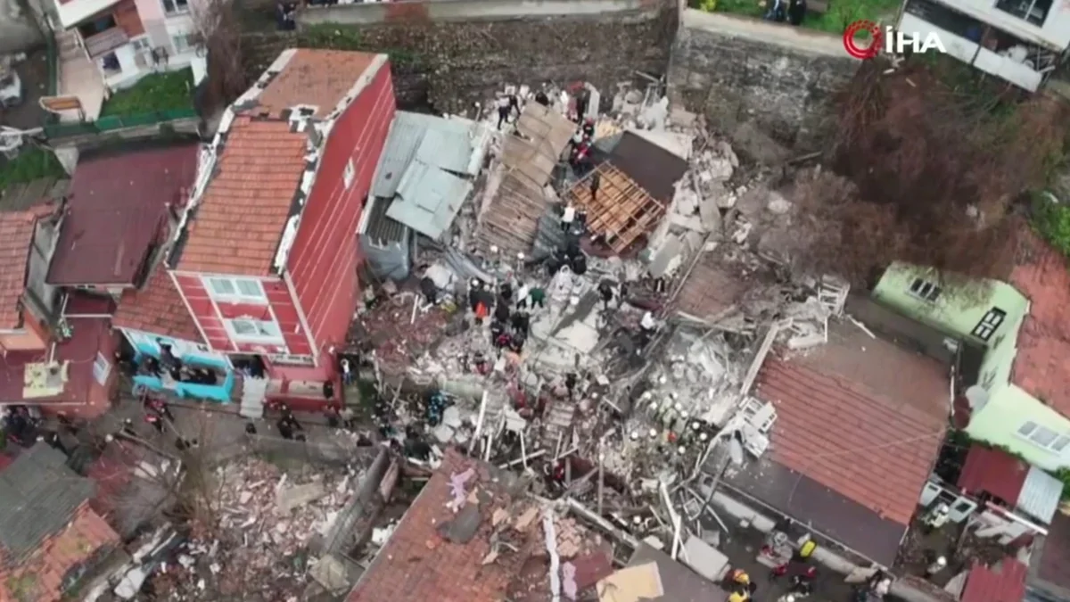 You are currently viewing Două clădiri s-au prăbușit în Istanbul după o presupusă explozie de gaz