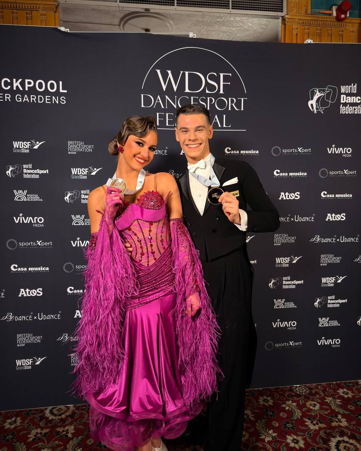 You are currently viewing România, din nou în luminile marilor scene ale dansului mondial! Perechea alcătuită din Patrick Berbece – Andreea Sturzinschi, medaliată cu aur la WSSF Dance Sport Festival Blackpool