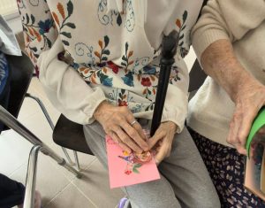 Read more about the article Mărțișoare realizate în Penitenciarul Găești, oferite seniorilor de la centrul din Pătroaia Deal