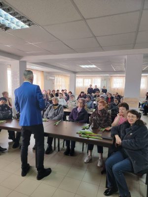 Read more about the article Mărțișoare și flori pentru seniorii din Găești, la început de primăvară