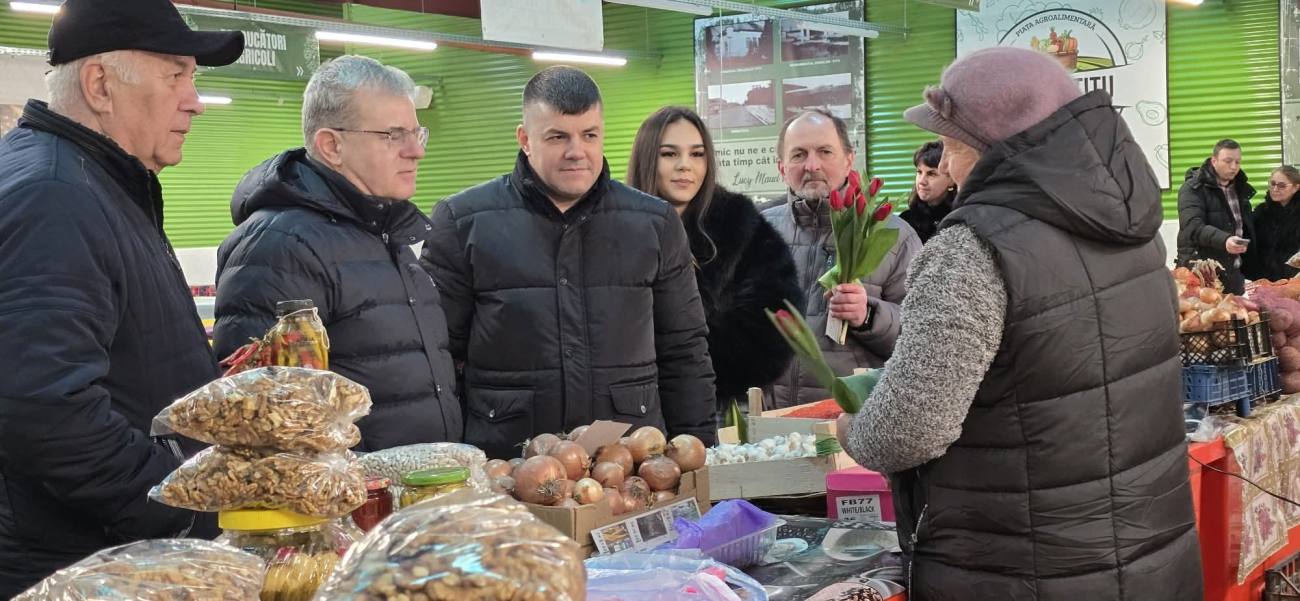 You are currently viewing Mărțișoare oferite de autorități, la Titu, în prima zi de primăvară