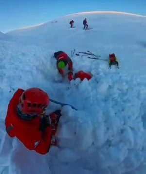 Read more about the article Avalanșă în Bucegi. Salvamontiști, surprinși de o placă de vânt la coborârea spre Padina