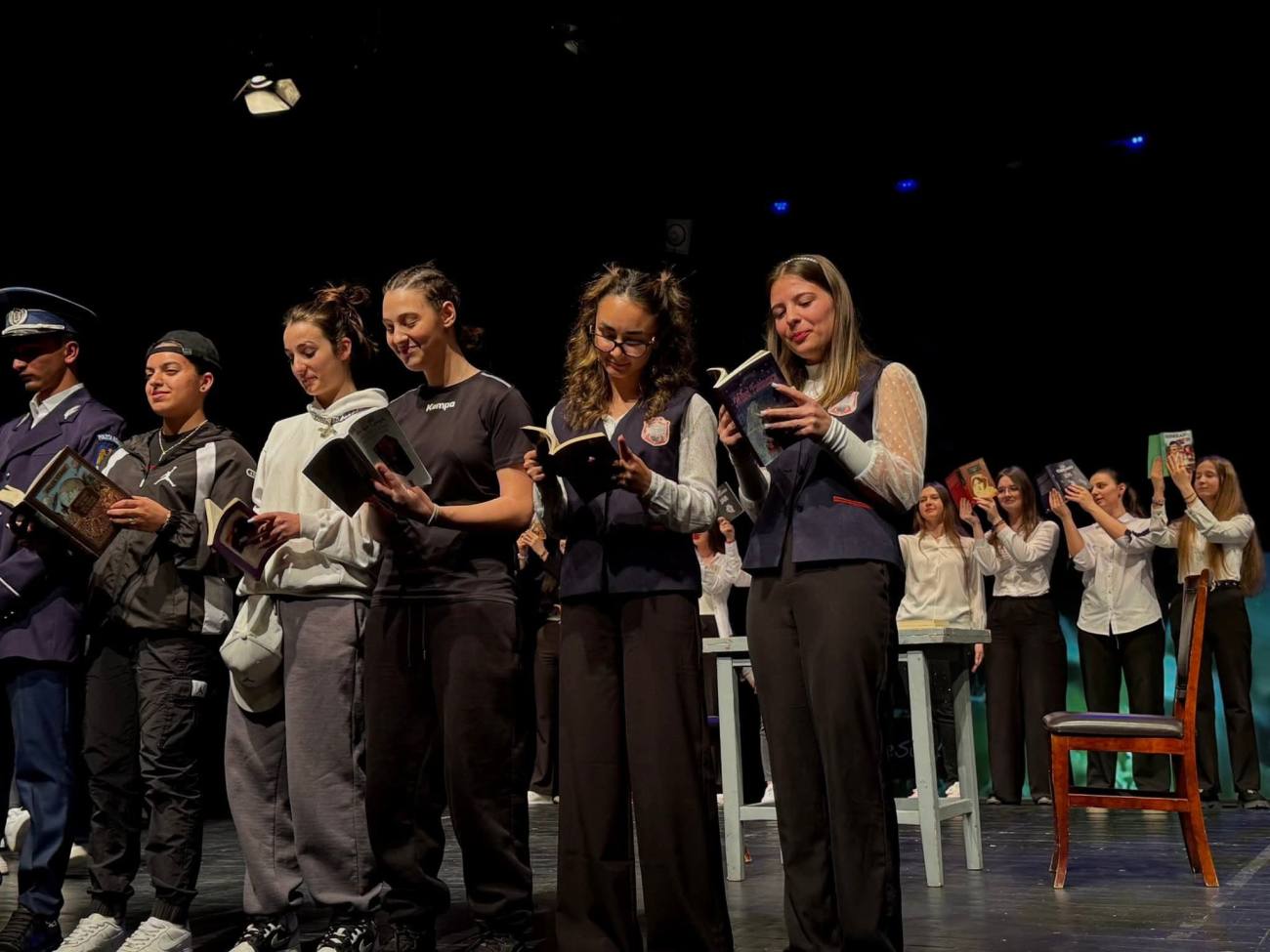You are currently viewing Elevii din Dâmbovița, pe scena Teatrului „Tony Bulandra”, într-un proiect dedicat Zilei Poliției Române