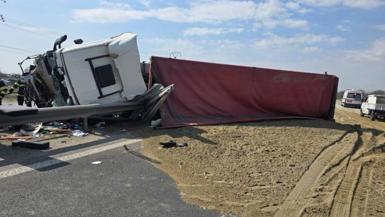 You are currently viewing Trafic îngreunat pe A1 Bucureşti – Piteşti, după ce un camion încărcat cu nisip care se îndrepta spre Capitală s-a răsturnat