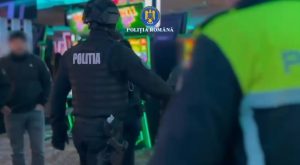 Read more about the article VIDEO: RAZIE A POLIȚIȘTILOR DÂMBOVIȚENI, PENTRU ASIGURAREA UNUI CLIMAT OPTIM DE ORDINE ȘI SIGURANȚĂ PUBLICĂ!