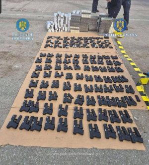 Read more about the article Peste 100 de pistoale, încărcătoare și 60.000 de țigarete descoperite la Calafat