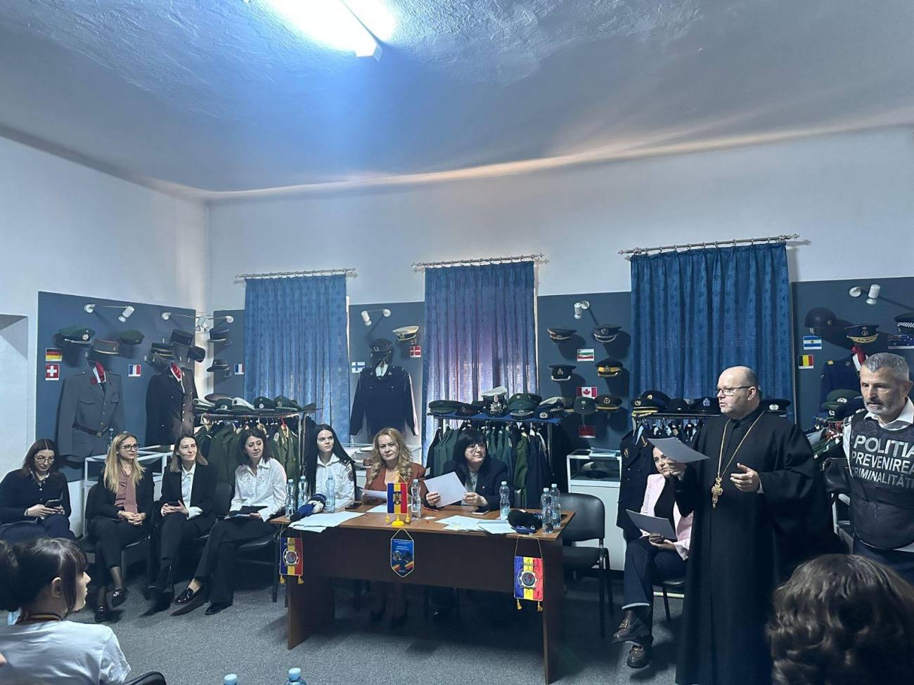 You are currently viewing ACTIVITATE EDUCAȚIONALĂ DEDICATĂ ZILEI POLIȚIEI ROMÂNE, ÎN CADRUL PARTENERIATULUI DINTRE ARHIEPISCOPIA TÂRGOVIȘTEI ȘI INSTITUȚIILE LOCALE
