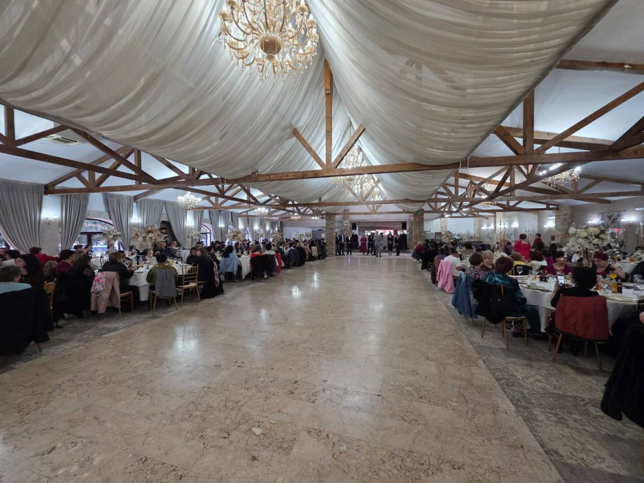 You are currently viewing Baluri dedicate Zilei Femeii, organizate, aseară, la Târgoviște și Moreni