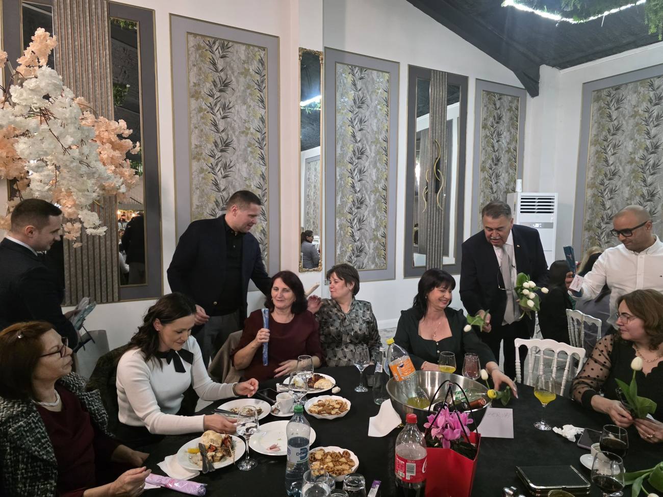 You are currently viewing Baluri, flori și mărțișoare, de 8 Martie, în mai multe localități din județ