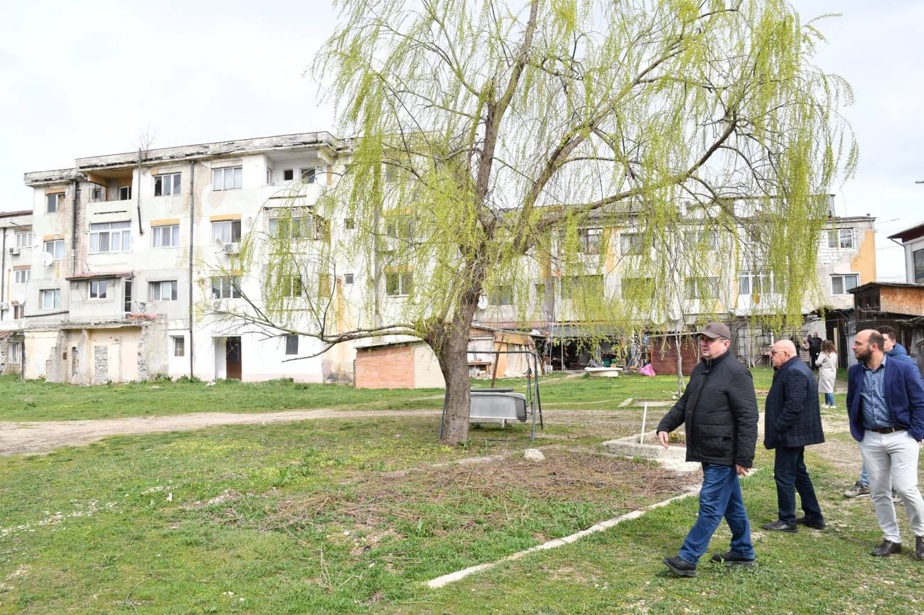 You are currently viewing Încep lucrările la blocurile din Răcari. Primarul a făcut apel la răbdarea locuitorilor pe durata intervențiilor