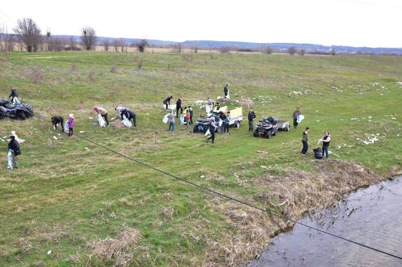 You are currently viewing Aproximativ 300 de voluntari au ecologizat malurile râului Potop, la Găești
