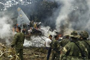 Read more about the article Un avion al Forțelor Aeriene Columbiane, cu zeci de soldați la bord, s-a prăbușit