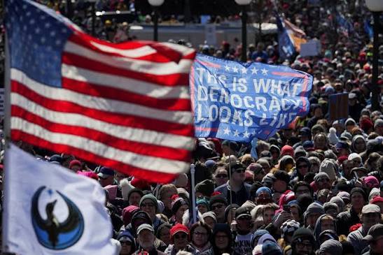 You are currently viewing Milioane de oameni protestează în America împotriva lui Trump