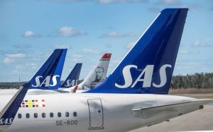 Read more about the article Compania aeriană SAS anulează peste 1.000 de zboruri din cauza dublării prețurilor la combustibilul pentru avioane