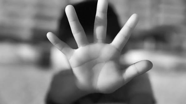 You are currently viewing Lege: Agresorii sexuali condamnaţi, interzis să lucreze sau să facă voluntariat în şcoli, spitale, centre de îngrijire, centre sportive