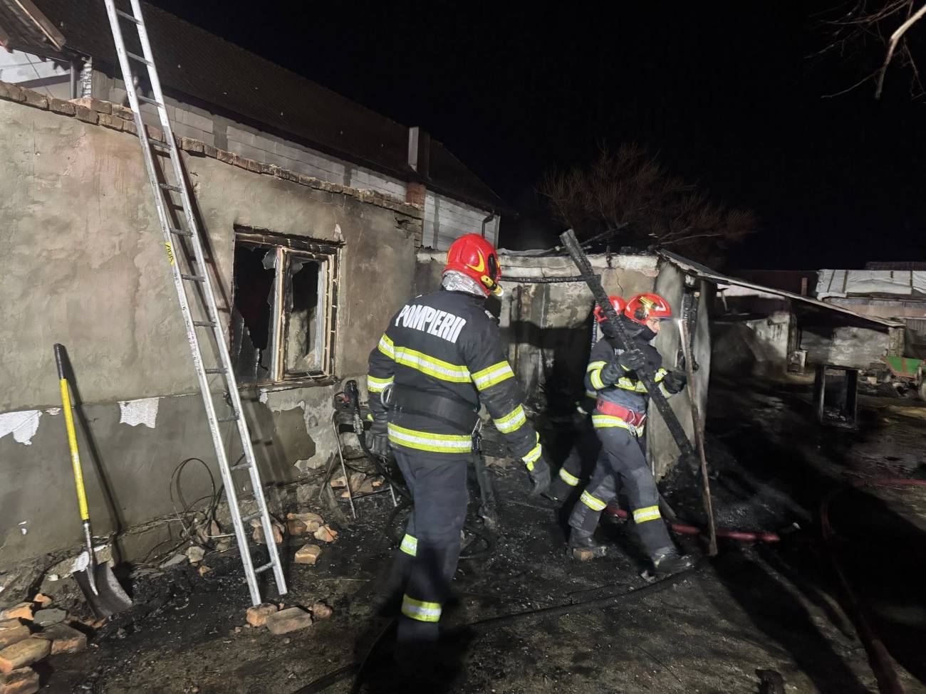 You are currently viewing Incendiu devastator, în această seară, la Băleni. Apel al autorităților, după ce o casă a fost mistuită de flăcări