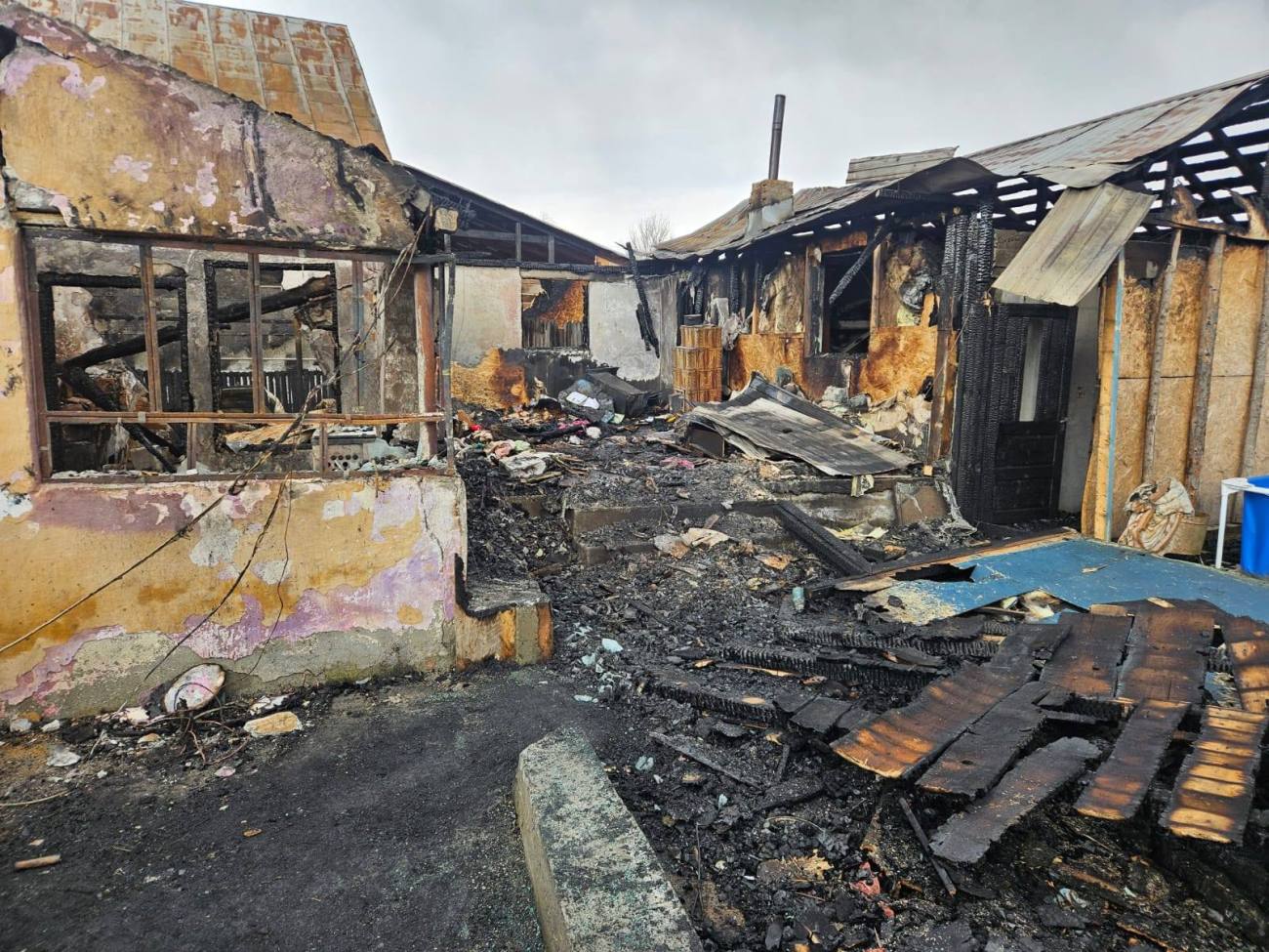 You are currently viewing Apel la comunitate în sprijinul a 12 persoane din Gura Ocniței rămase sub cerul liber în urma unui incendiu