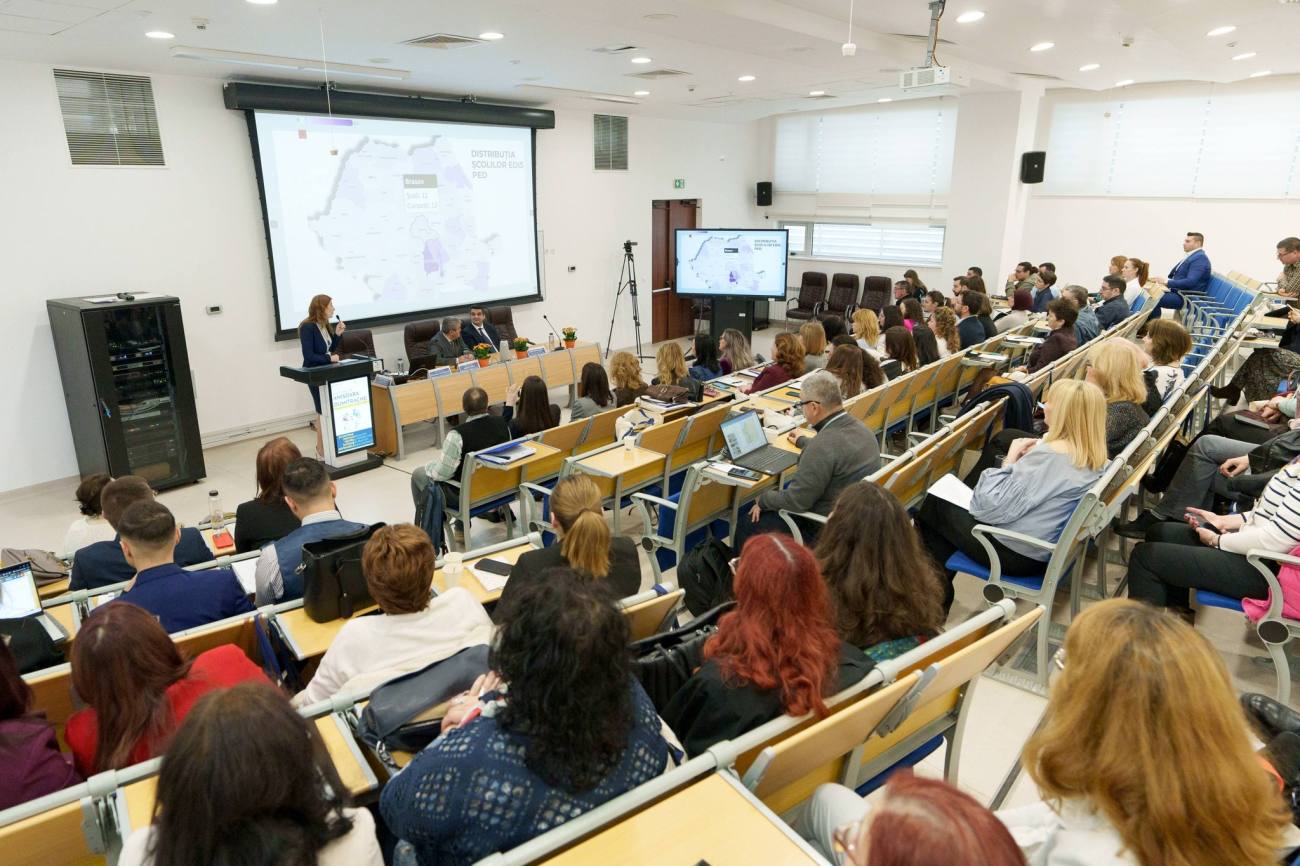 You are currently viewing Peste 550 de profesori din Dâmbovița formați în competențe digitale, printr-un proiect național finanțat prin PNRR