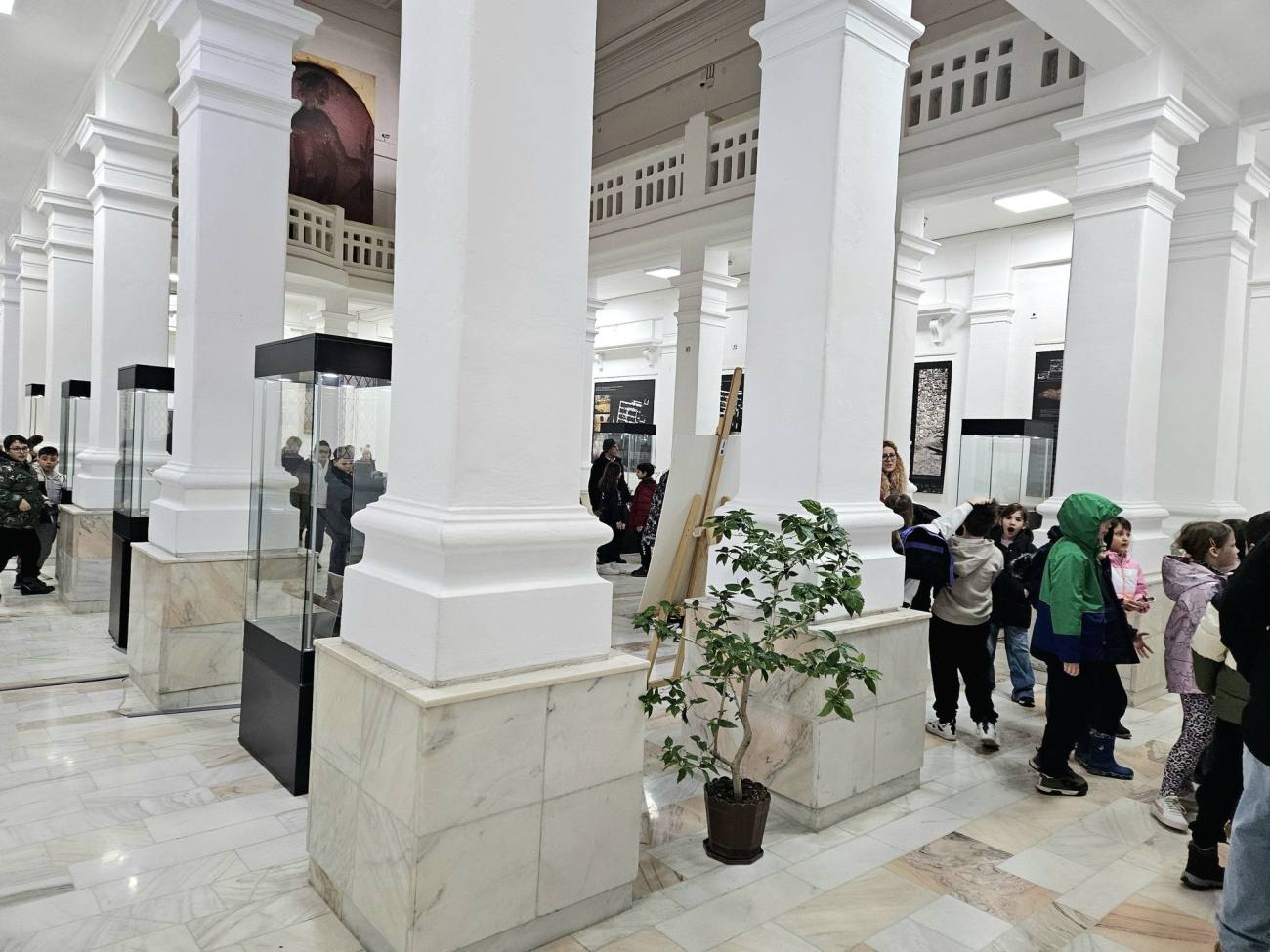 You are currently viewing „Afară toarnă, muzeul e plin”. Muzeul de Istorie din Târgoviște rămâne un punct de atracție pentru un public divers