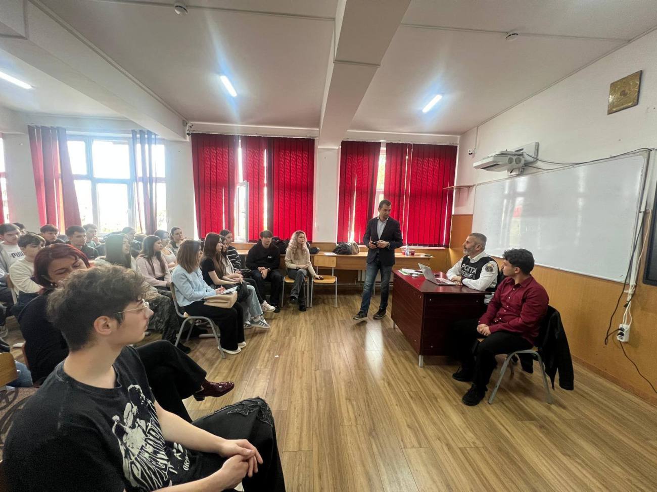 You are currently viewing Elevii de la Liceul „Petru Cercel”, instruiți de polițiști cum să evite escrocheriile online