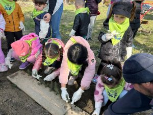 Read more about the article Lecție despre natură pentru preșcolarii din Pucioasa, în pepiniera silvică