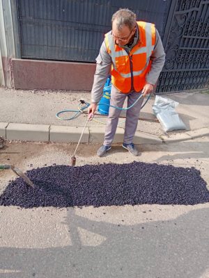 Read more about the article Reparații provizorii pe străzile din Găești, până ce va fi posibilă asfaltarea completă