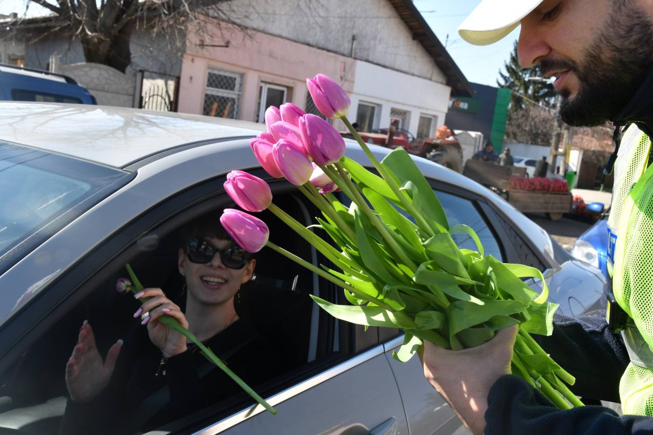 You are currently viewing Flori oferite în trafic de Poliția Locală Răcari, de Ziua Femeii
