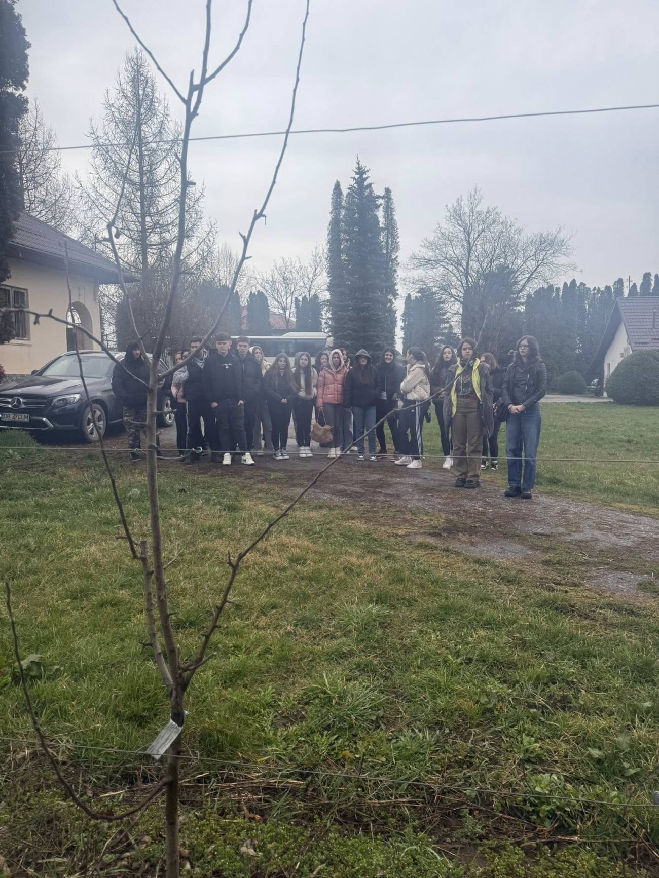 You are currently viewing Elevi din Târgoviște, lecție de pomicultură la Stațiunea Voinești